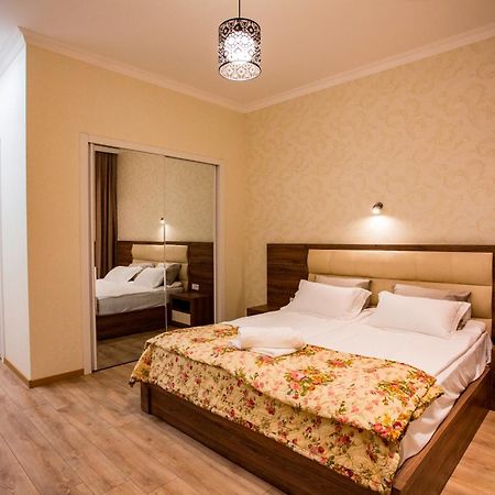 Yellow Apartment In Avlabari Tiflis Exterior foto