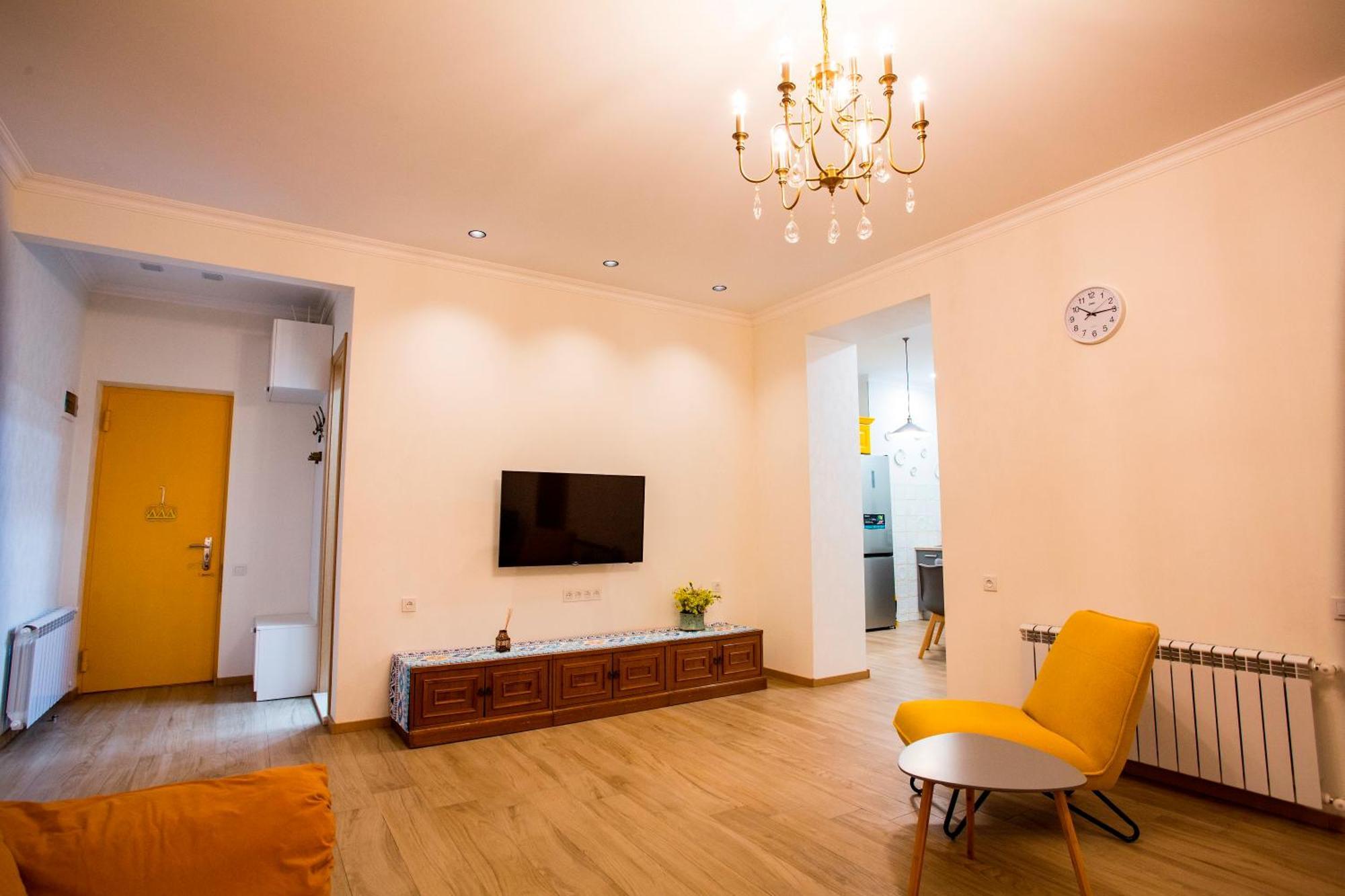 Yellow Apartment In Avlabari Tiflis Exterior foto