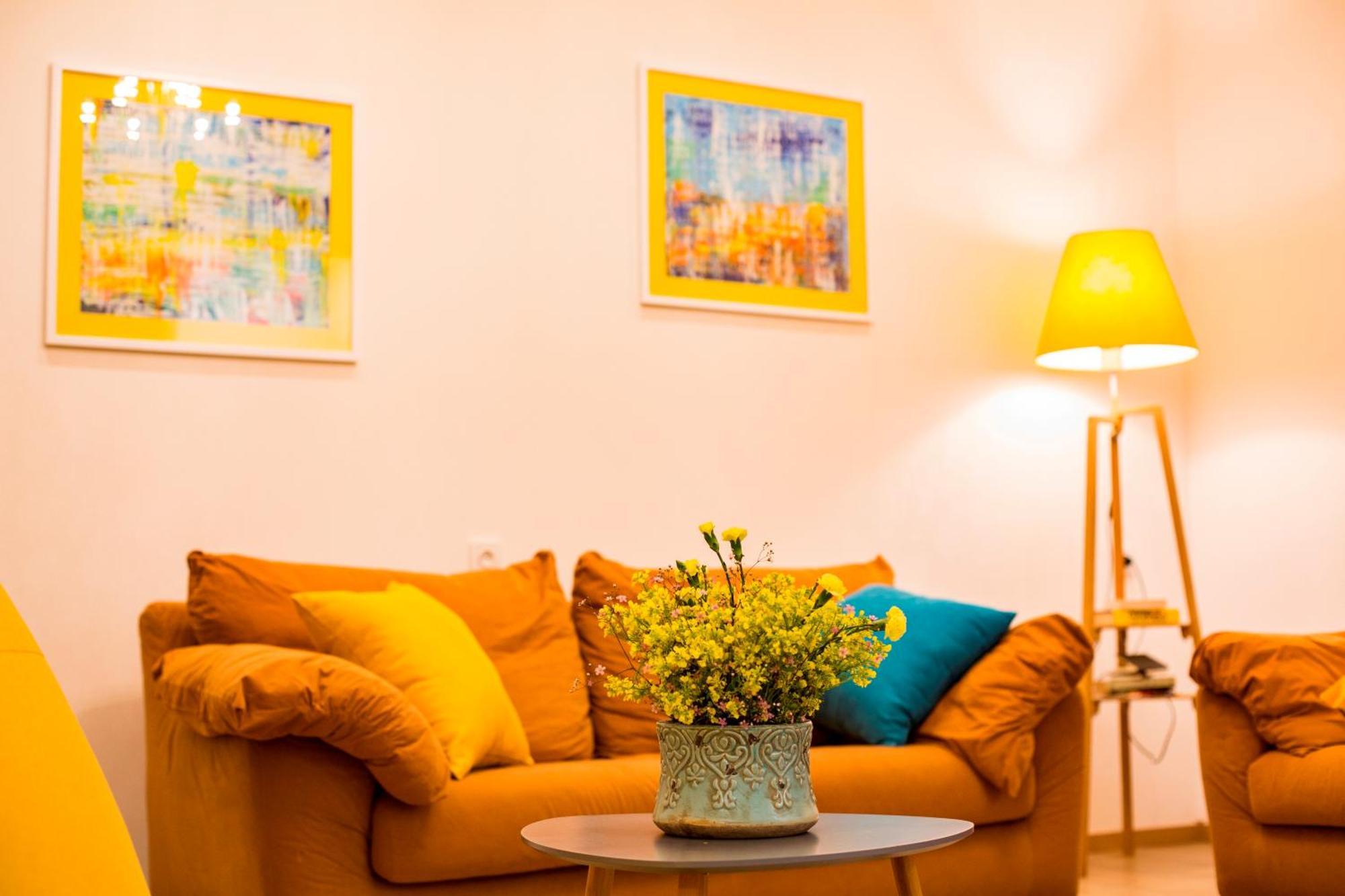 Yellow Apartment In Avlabari Tiflis Exterior foto