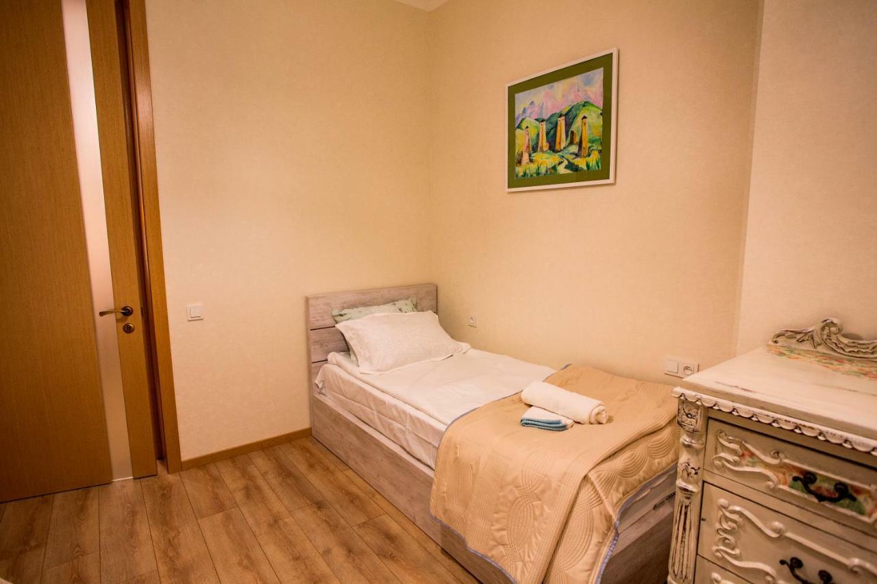 Yellow Apartment In Avlabari Tiflis Exterior foto
